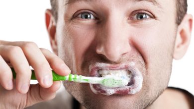صورة احذر.. خطأ غير متوقع في تنظيف الأسنان يسبب رائحة الفم الكريهة