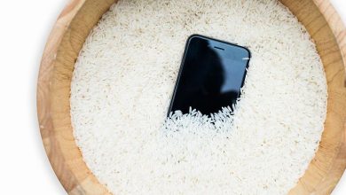 صورة كلكم ترتكبون هذا الخطأ.. لماذا لا يجب وضع الهاتف المبلل في الأرز؟