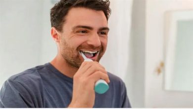 صورة أخطاء غير متوقعة في تنظيف الأسنان تُسبب رائحة الفم الكريهة
