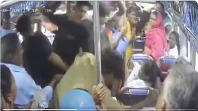 صورة ركاب يعتدون على سائق حافلة والسبب صادم.. ماذا حدث؟ (فيديو)