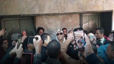 صورة الجمهور يحاصر محمد رمضان عقب إخلاء سبيله في قضية نشر أخبار كاذبة
