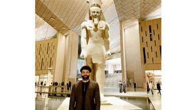 صورة عمر السعيد بعد زيارته المتحف المصري الكبير: “كلي فخر وسط الأجداد”