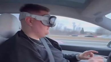 صورة كارثة على الطرق| تريند قيادة السيارات بارتداء نظارات الواقع (فيديو)