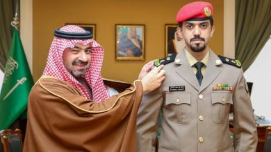 صورة أمير تبوك يُقلّد مساعد قائد أمن الإمارة رتبته الجديدة  أخبار السعودية