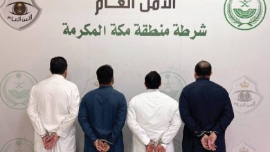 صورة القبض على 4 أشخاص لسيرهم بمركباتهم في تجمع غير نظامي وعرقلة الحركة المرورية بمكة المكرمة  أخبار السعودية
