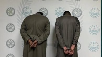 صورة القبض على شخصين في محافظة رفحاء لترويجهما مواد مخدرة