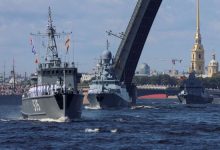 صورة السفن الحربية الروسية تمر عبر  باب المندب وتبدأ استعراضها المسلح في البحر الأحمر …