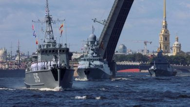 صورة السفن الحربية الروسية تمر عبر  باب المندب وتبدأ استعراضها المسلح في البحر الأحمر …