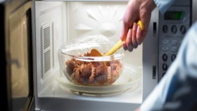 صورة طبيبة تحذر من تسخين الطعام في أطباق غير مخصصة للميكروويف