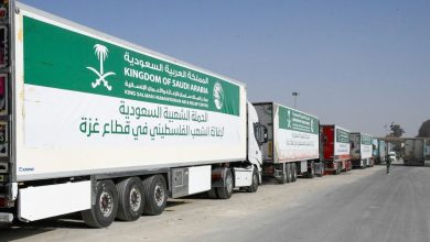 صورة أكثر من 400 شاحنة إغاثية من المملكة تعبر معبر رفح إلى قطاع غزة