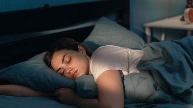 صورة ماذا يحدث لجسمك عند النوم على وسادة مرتفعة؟.. مشكلة صحية لن تتوقعها