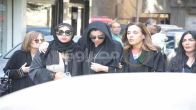 صورة بالصور.. ميرفت أمين ودنيا عبدالعزيز بالحجاب في جنازة والدة رانيا فريد شوقي
