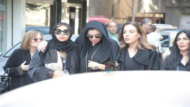 صورة بالصور.. بكاء رانيا فريد شوقي في جنازة والدتها