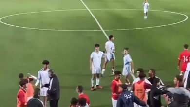 صورة مدرب الجزائر يصفع لاعبيه.. ويعلق: “لاعبو المنتخب مثل أبنائي” (فيديو)