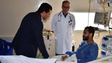 صورة “أول ظهور للاعب”.. وزير الشباب والرياضة يزور أحمد رفعت في المستشفى (صور)