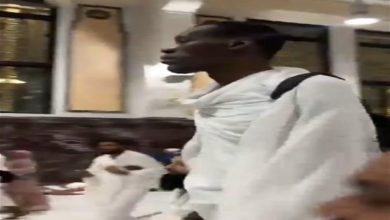 صورة رجل عملاق يفاجئ المعتمرين في مكة المكرمة “فيديو” – ما القصة ؟