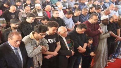 صورة بالصور| نجل حلمي بكر يؤدي صلاة الجنازة على والده قبل تشييعه لمثواه الأخير
