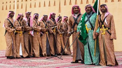 صورة «العرضة السعودية».. رقصة السيف ورمزية الحرب والرخاء  أخبار السعودية