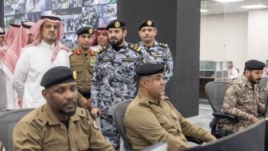 صورة نائب أمير مكة يشارك رجال الأمن الإفطار ويطلع على مركز عمليات المسجد الحرام  أخبار السعودية