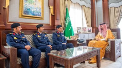 صورة سلمان بن سلطان يلتقي قائد القوات الخاصة للأمن والحماية  أخبار السعودية