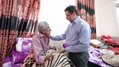 صورة رئيس الوزراء اليمني يزور دار رعاية المسنين ويتفقد أحوال النزلاء  أخبار السعودية