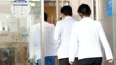 صورة استقالات الأطباء الجماعية تثير القلق في كوريا  أخبار السعودية