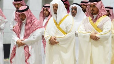 صورة نائب أمير مكة يؤدي صلاة الميت على الأمير خالد بن فيصل بن عبدالله بالمسجد الحرام  أخبار السعودية