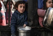 صورة نتنياهو يرفض “الادعاءات” بوجود مجاعة في قطاع غزة