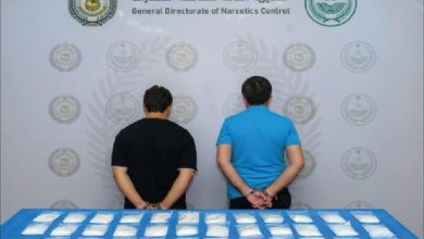 صورة القبض على شخصين لترويجهما مادة الشبو المخدر في المنطقة الشرقية