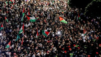 صورة آلاف الأردنيين يتظاهرون تضامنا مع غزة.. ودعوات لمواصلة حصار سفارة الاحتلال