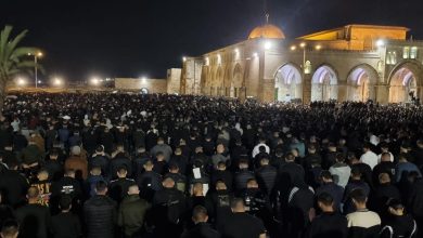 صورة 150 ألف مصل يؤدون العشاء والتراويح في المسجد الأقصى المبارك بالقدس المحتلة