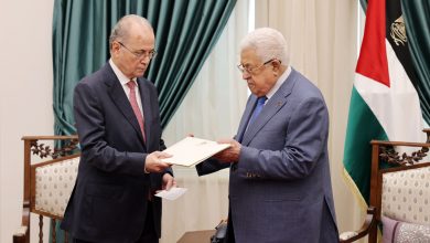 صورة رئيس الوزراء المكلف يقدم برنامج عمل الحكومة وتشكيلتها للرئيس عباس لنيل الثقة