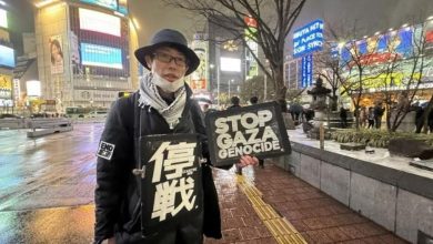صورة ياباني يجوب شوارع طوكيو معبرا عن رفضه للحرب على غزة