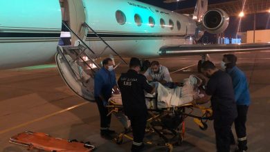 صورة نقل مواطن ووالدة آخر بطائرة الإخلاء الطبي من الكويت إلى المملكة