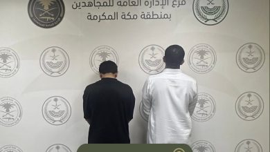 صورة القبض على مواطنين لترويجهما أقراصًا خاضعة لتنظيم التداول الطبي في جدة