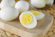 صورة حيلة ذكية لمنع انتشار رائحة البيض المسلوق في المنزل.. جربيها