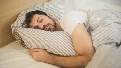 صورة مخاطر صحية كثيرة عند نومك على معدة فارغة.. تعرفوا الآن