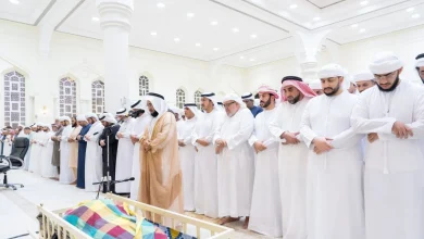 صورة الشيوخ يؤدون صلاة الجنازة على جثمان خالد بن سعود بن خالد القاسمي