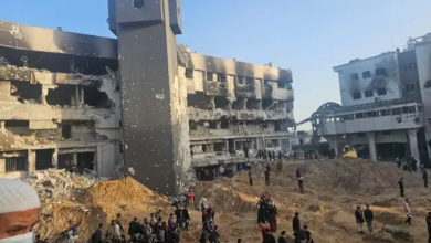 صورة بالصور.. جيش الاحتلال ينسحب من مجمع الشفاء والعثور على مئات الجثث داخله وحوله