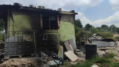 صورة مستوطنون يحرقون غرفة زراعية غرب سلفيت
