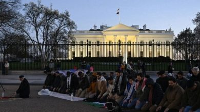 صورة مسلمون يقيمون إفطارا أمام البيت الأبيض تضامنا مع غزة