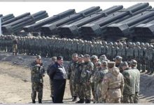 صورة الزعيم الكوري الشمالي يشرف على تجربة إطلاق قذائف طورتها شركة عسكرية جديدة