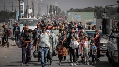 صورة مئات من المواطنين النازحين يعودون لمنازلهم في غزة والشمال
