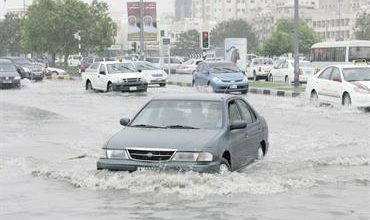 صورة شرطة عجمان توضّح الإجراء المناسب لأصحاب المركبات المتضررة من الأمطار