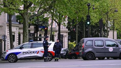 صورة القبض على رجل هدد بتفجير نفسه في القنصلية الإيرانية بباريس