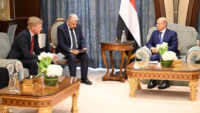 صورة الرئيس العليمي يواجه المبعوث بما يجب عليه فعله مع الحوثيين ويؤكد التزام مجلس القيادة بخيار واحد