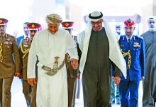 صورة ودّعه رئيس الدولة.. سلطان عُمان يختتم زيارة دولة إلى الإمارات