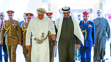 صورة ودّعه رئيس الدولة.. سلطان عُمان يختتم زيارة دولة إلى الإمارات