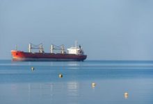 صورة تعرّض سفينة لهجوم على مقربة خليج عدن