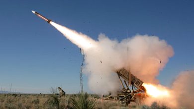 صورة ميليشيا الحوثي تطلق صاروخاً بالستياً باتجاه البحر